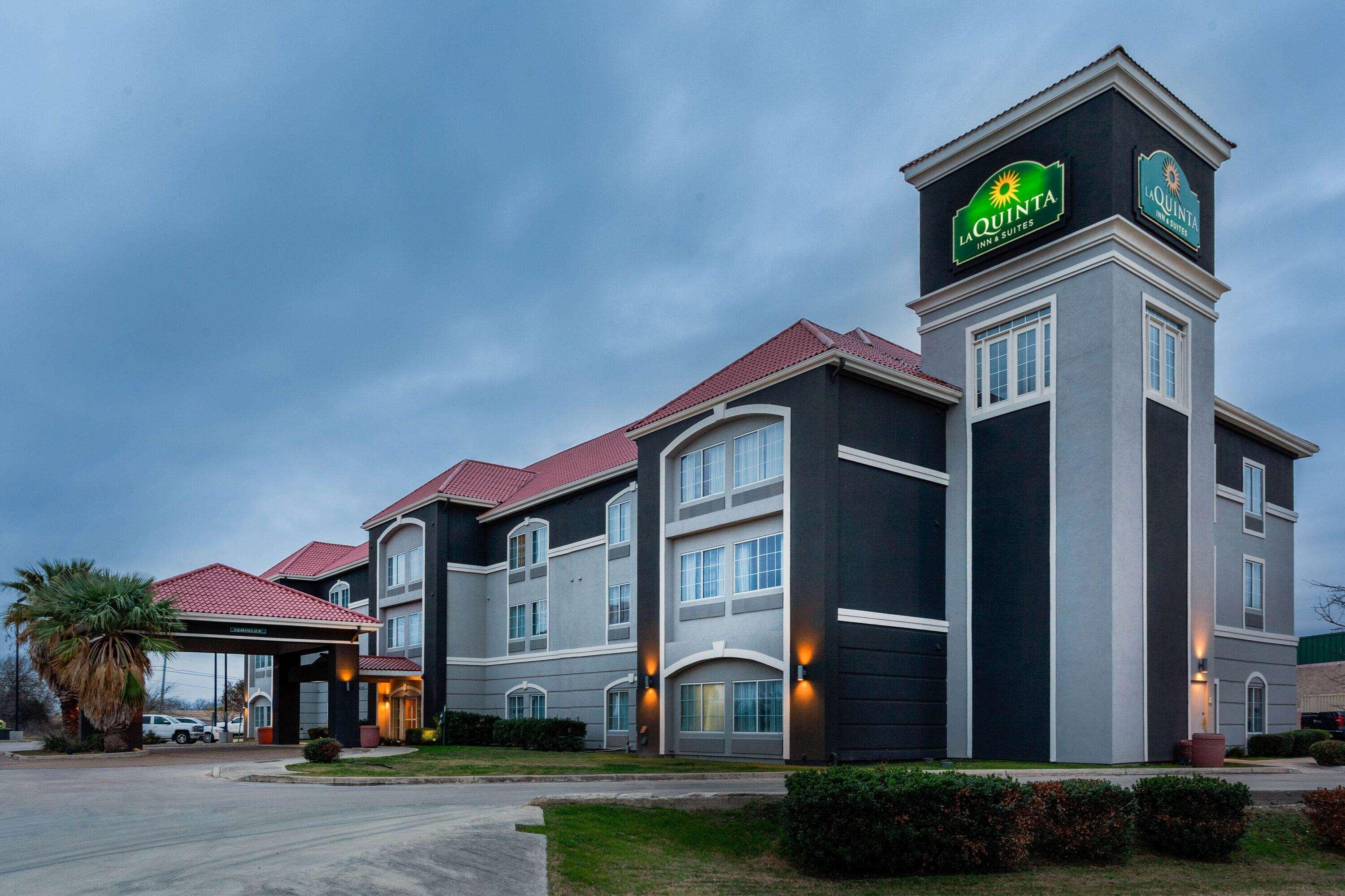 La Quinta By Wyndham Seguin Hotel Exterior photo