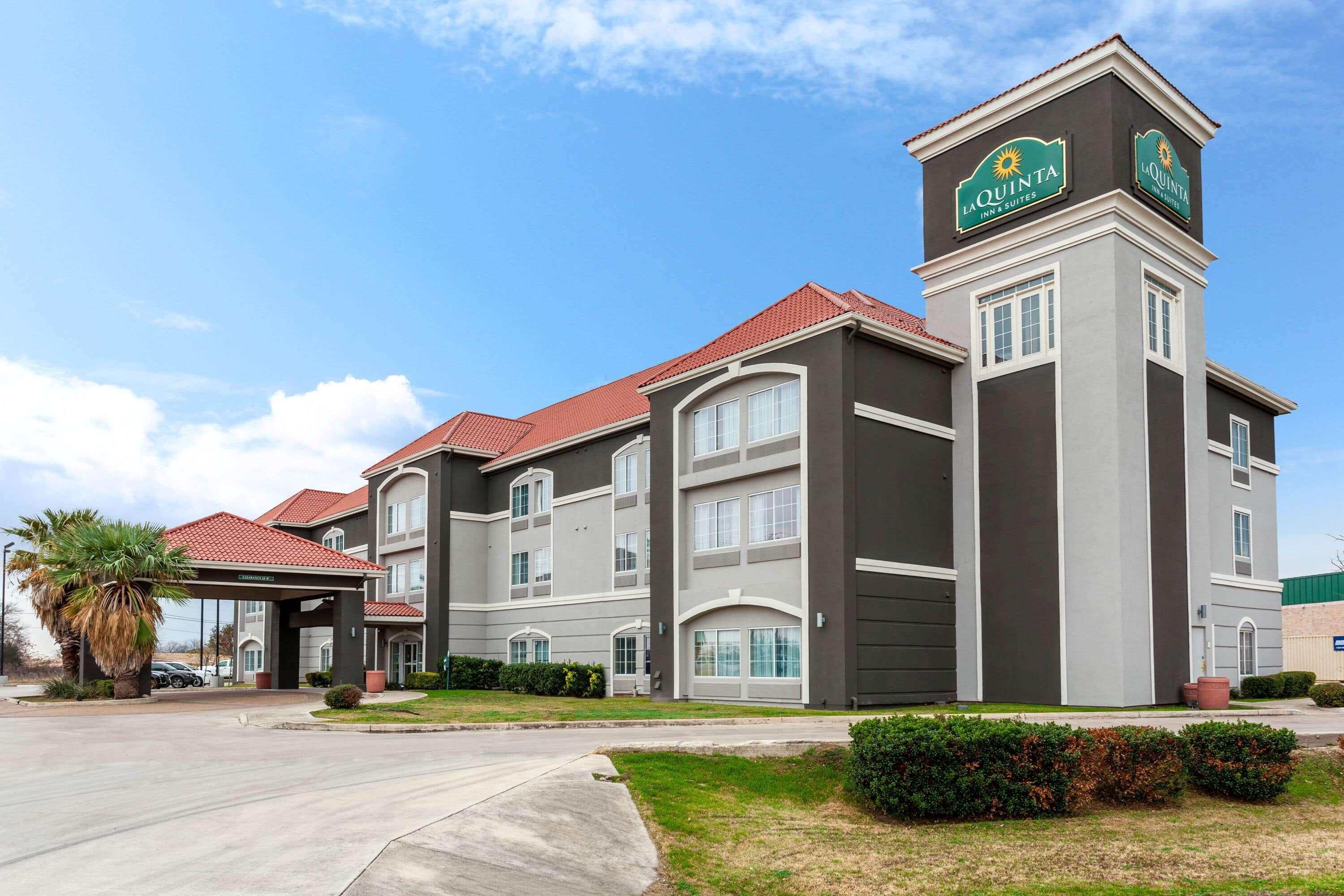 La Quinta By Wyndham Seguin Hotel Exterior photo