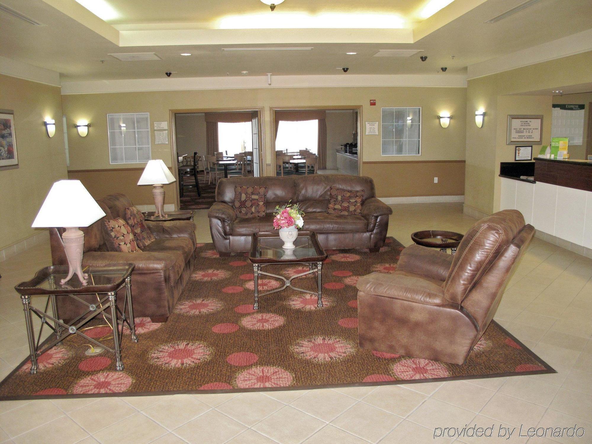 La Quinta By Wyndham Seguin Hotel Exterior photo