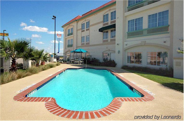 La Quinta By Wyndham Seguin Hotel Exterior photo