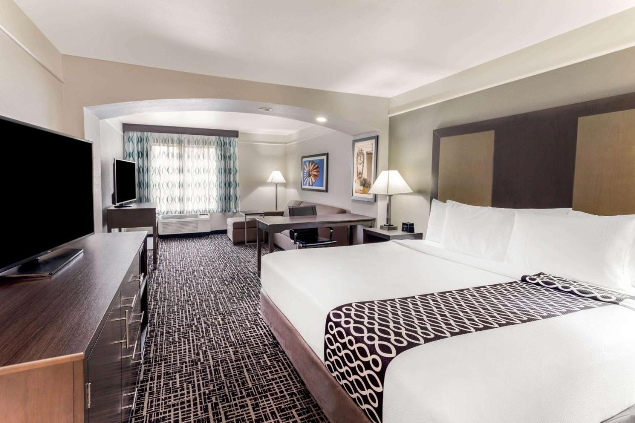 La Quinta By Wyndham Seguin Hotel Exterior photo
