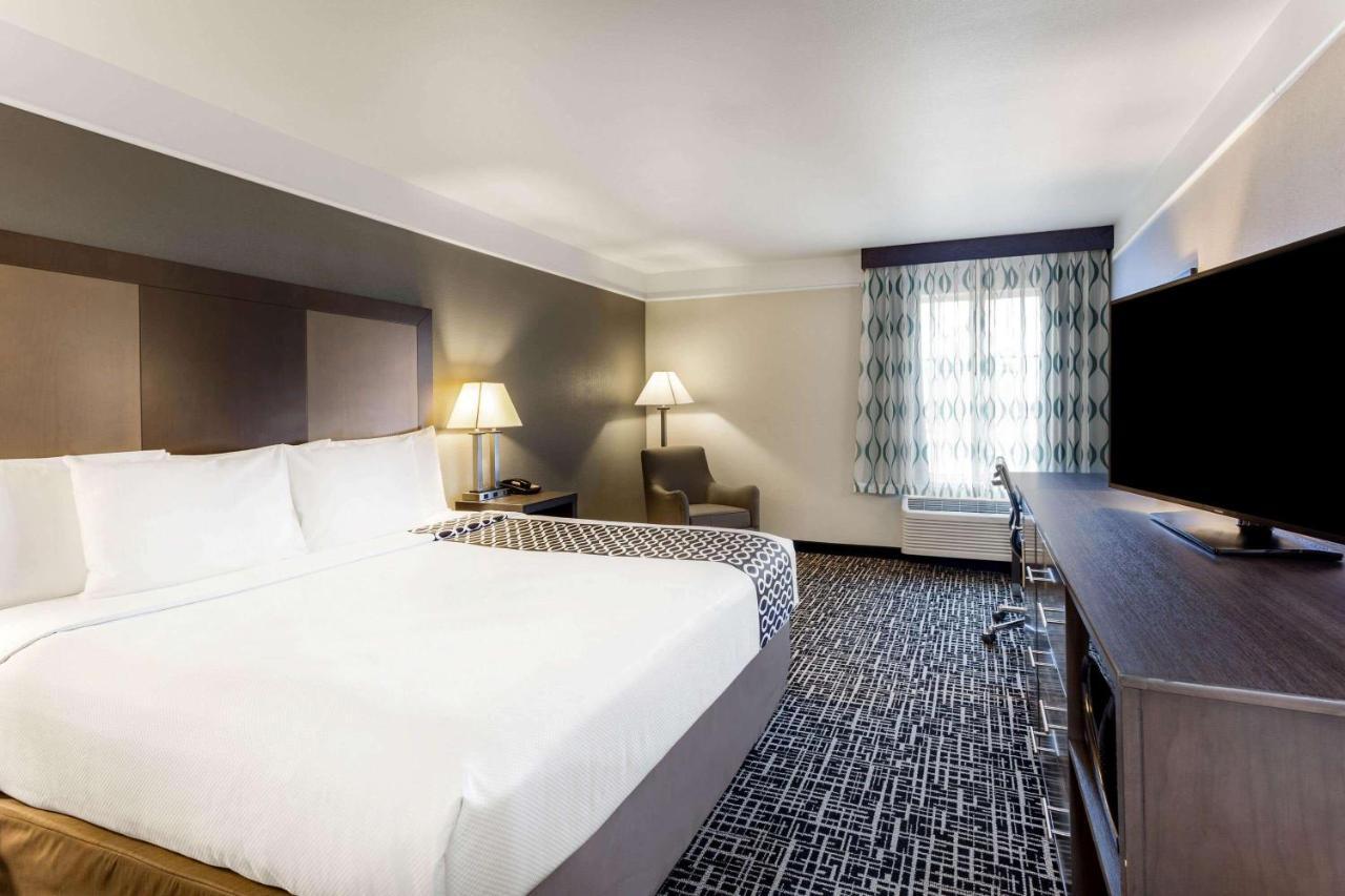 La Quinta By Wyndham Seguin Hotel Exterior photo