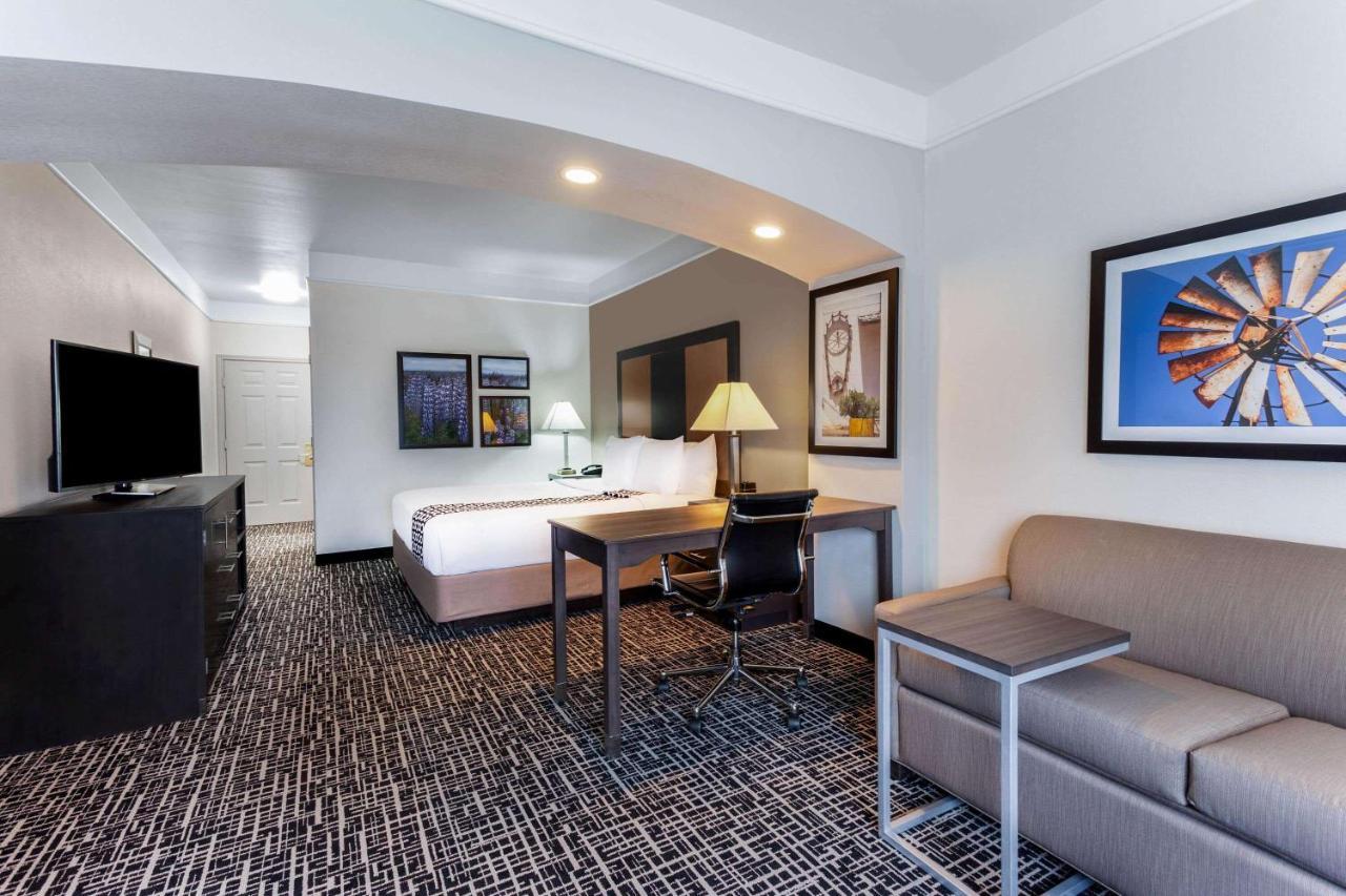 La Quinta By Wyndham Seguin Hotel Exterior photo